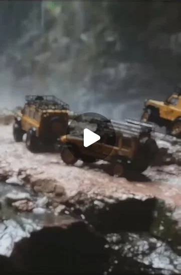 Crawler RC franqueando un tramo de rocas