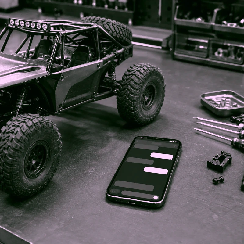 Auto RC y teléfono preparados para contactar al taller